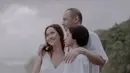 Noah juga tampil dengan kemeja putih saat berada di pantai bersama BCL dan ayah sambungnya, yang diperlihat dalam sebuah video yang emosional. [@itsmebcl]