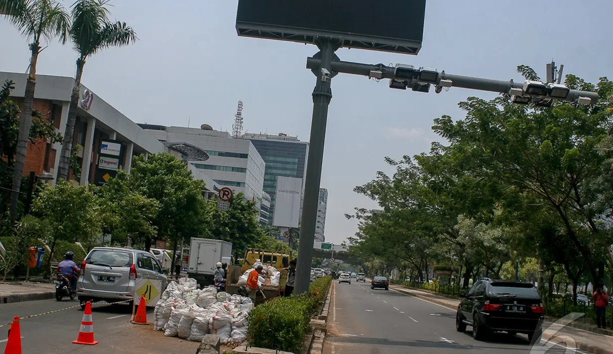 Uji coba ERP dimulai dengan sinkronisasi gerbang elektronik terhadap alat on board unit (OBU) yang dipasang di beberapa mobil yang dijadikan sampel, Jakarta, Senin (22/9/2014) (Liputan6.com/Faizal Fanani)