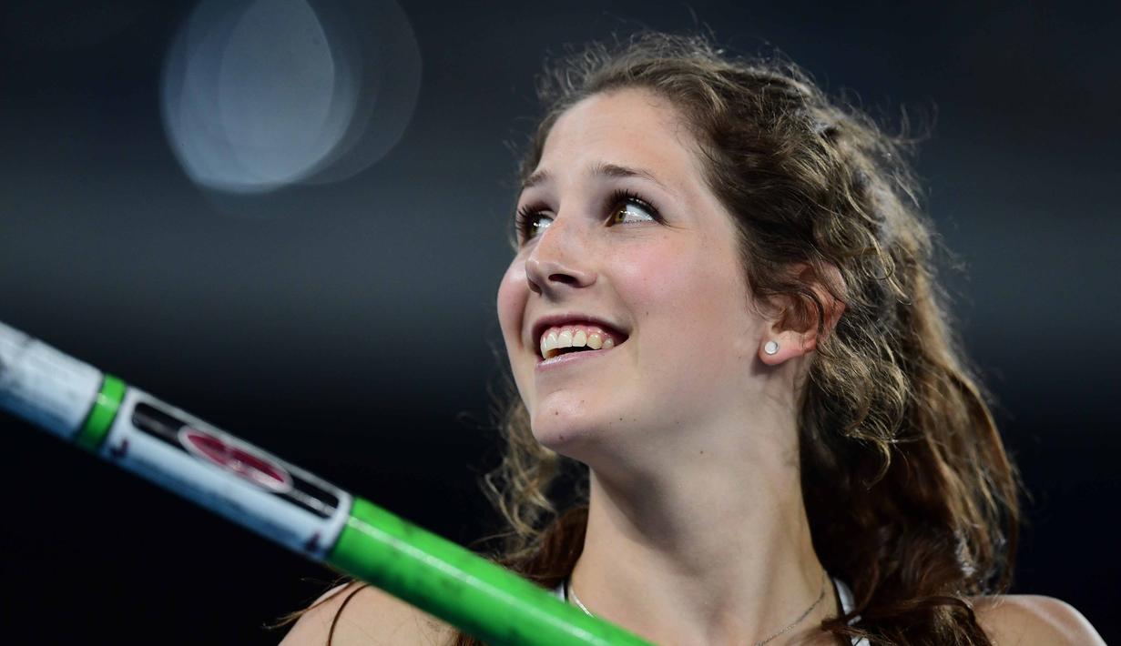 Eliza McCartney tetap tersenyum walaupun gagal melewati mistar pada final lompat galah Olimpiade Rio 2016 di Olimpic Stadium, Brasi, (20/8/2016). (AFP/Franck Fife)