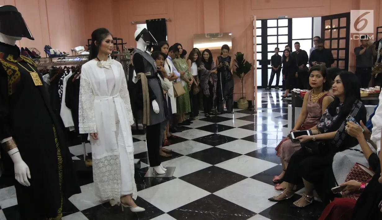 Model mengenakan busana modest wear dalam trunk show yang bertajuk "Helo Holy" karya 3 desainer lokal berbakat di Fashion First, Jakarta, Kamis (3/5). Ketiga desainer tersebut adalah Deddy Iriawan dengan label Salaga. (Liputan6.com/Arya Manggala)