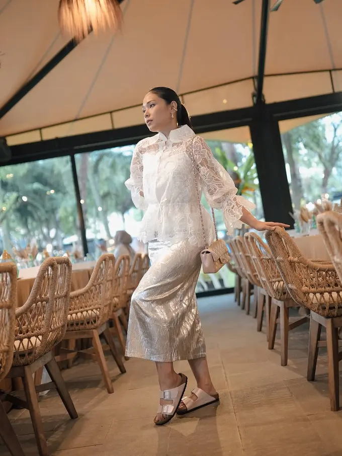 Inspirasi Gaya Modest Wear untuk Ramadan ala Ayla Dimitri dan Omar Daniel dengan Sandal Birkenstock