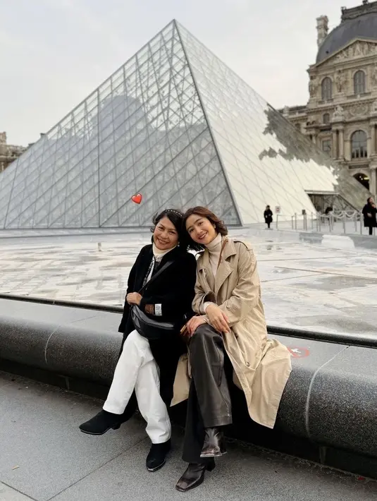 Febby mengenakan coat coklat dipadukan celana panjang leather hitam. Sementara sang ibunda mengenakan coat hitam dipadukan inner dan celana panjang putih. [@febbyrastanty]