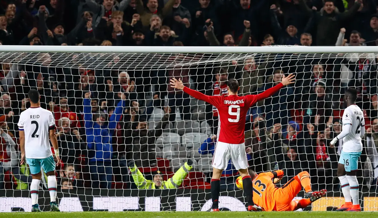 Penyerang MU, Zlatan Ibrahimovic melakukan selebrasi usai mencetak gol keduanya ke gawang West Ham United di perempat final Piala Liga (EFL Cup) di Stadion Old Trafford, Inggris, (1/12). MU menang telak atas West Ham 4-1. (Reuters/Jason Cairnduff)