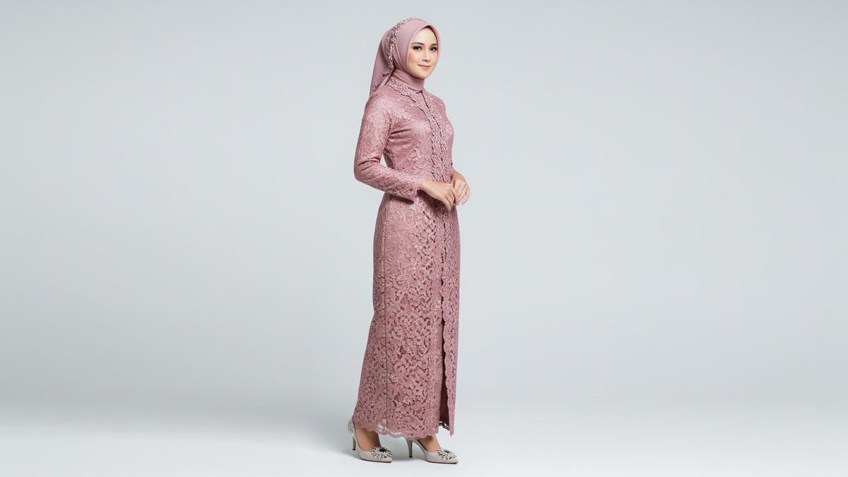 7 Model Gamis Brokat Busui, Bantu Ibu Tetap Tampil Anggun dan Nyaman