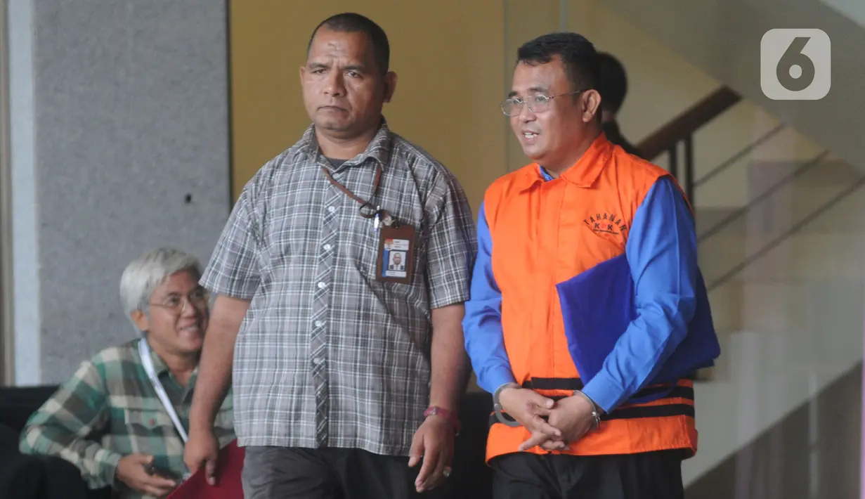 Bupati nonaktif Bengkayang, Suryadman Gidot meninggalkan gedung KPK usai menjalani pemeriksaan di Jakarta, Selasa (31/12/2019). Berkas perkara Tersangka kasus dugaan suap proyek pekerjaan di Pemkab Bengkayang, Suryadman Gidot telah lengkap (P21) dan siap untuk disidangkan. (merdeka.com/Dwi Narwoko)