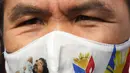 Pensiunan bintang tinju dan senator Filipina Manny Pacquiao mengenakan masker untuk mencegah penyebaran virus corona COVID-19 sebelum mengajukan sertifikat pencalonannya untuk pemilihan presiden tahun depan di Komisi Pemilihan Umum, Manila, Filipina, Jumat (1/10/2021). (AP Photo/Aaron Favila)
