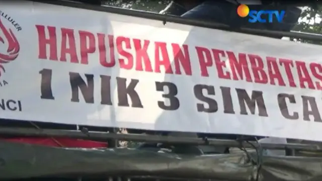 Dalam aksinya mereka meminta kepada pemerintah agar Peraturan Menteri yang membatasi satu KTP untuk tiga kartu perdana dihapuskan.