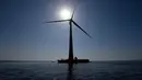 Turbin angin terapung pertama "floatgen" di La Turballe, pantai barat Prancis, Jumat (28/9). Turbin angin ini berdiamer 11 meter, 8 meter (26 kaki) pada titik terlebar, yang dibuat setinggi pohon-pohon di perkotaan. (AFP/SEBASTIEN SALOM GOMIS)