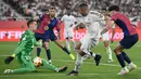 Kiper Barcelona, Wojciech Szczęsny (kiri) menghalau bola tendangan pemain Real Madrid, Kylian Mbappe dalam laga final Copa Del Rey di La Cartuja stadium, Sevilla, Spanyol. (AFP/Josep Lago)