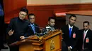 Sekjen DPP PDIP Tjahjo Kumolo menyatakan fraksi PDIP memutuskan "walk out" dari Rapat Paripurna Pemilihan Pimpinan DPR, Jakarta, (2/10/14). (Liputan6.com/Andrian M Tunay) 