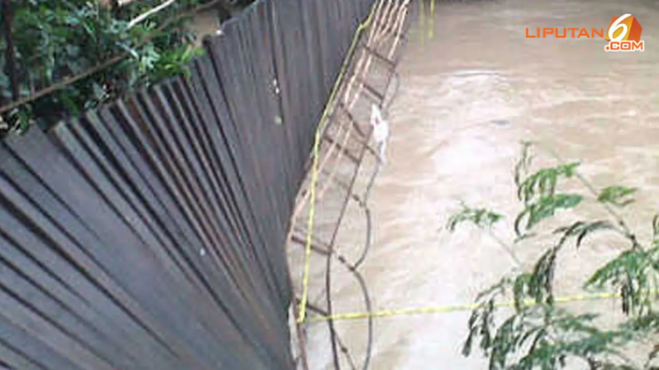 jembatan-serang-putus-140122b.jpg