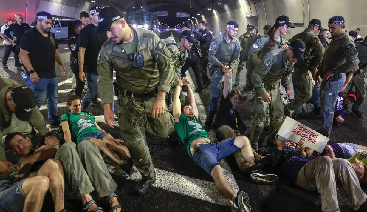 Beberapa polisi dikerahkan untuk membubarkan paksa aksi unjuk rasa yang berlangsung. (Menahem Kahana/AFP)