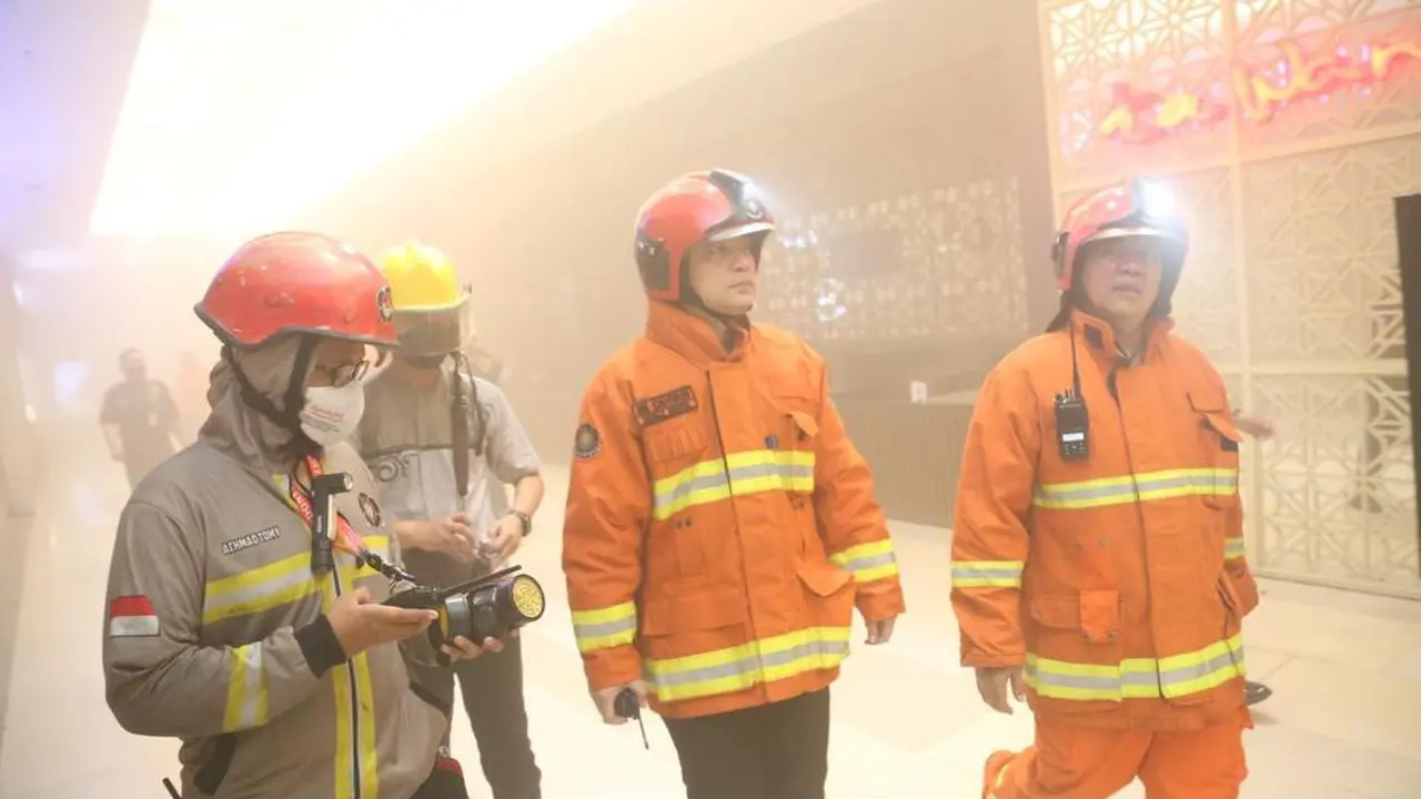 Wali kota Surabaya Eri Cahyadi mengecek langsung kebakaran di Tunjungan Plaza 5. (Dian Kurniawan/Liputan6.com).