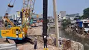Petugas tampak menacapkan paku-paku beton, Jakarta, Rabu (3/9/14). (Liputan6.com/Miftahul Hayat)