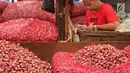 Pedagang menjajakan bawang merah di Pasar Induk Kramat Jati, Jakarta, Selasa (2/4/2019). Sejumlah pedagang di Pasar Induk Kramat Jati mengaku harga bawang merah dan bawang putih relatif stabil, meskipun terjadi kenaikan harga di beberapa daerah. (Liputan6.com/Immanuel Antonius)