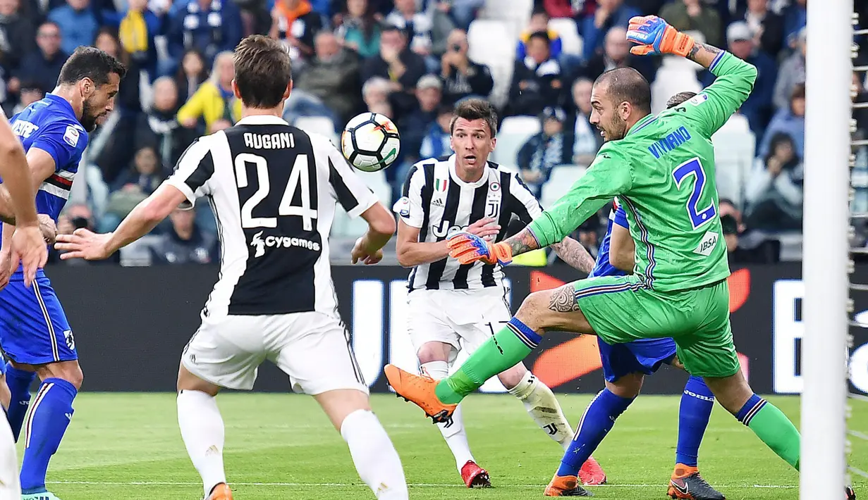 Kiper Sampdoria, Emiliano Viviano, berusaha mengamankan gawang dari serangan Juventus pada laga Serie A di Stadion Allianz, Turin, Minggu (15/4/2018). Juventus menang 3-0 atas Sampdoria. (AFP/Alessandro Di Marco)