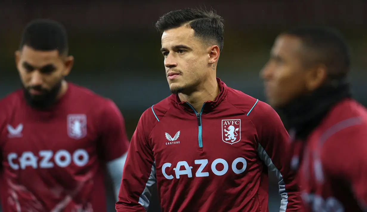 Pemain Aston Villa, Philippe Coutinho melakukan pemanasan sebelum laga lanjutan Liga Inggris 2022/2023 melawan Wolverhampton di Villa Park, Birmingham, 4 Januari 2023. Coutinho sebelumnya menjadi favorit penggemar Liverpool sebelum hengkang ke Barcelona pada Januari 2018. Sayang, ia gagal menunjukkan performa terbaiknya meski diboyong dengan harga fantastis, yaitu 135 juta euro. Pemain berkebangsaan Brasil tersebut kemudian banyak dipinjamkan dan pada musim ini dibeli oleh Aston Villa. Coutinho sejauh ini belum mampu kembali tampil cemerlang seperti di Liverpool. (AFP/Adrian Dennis)