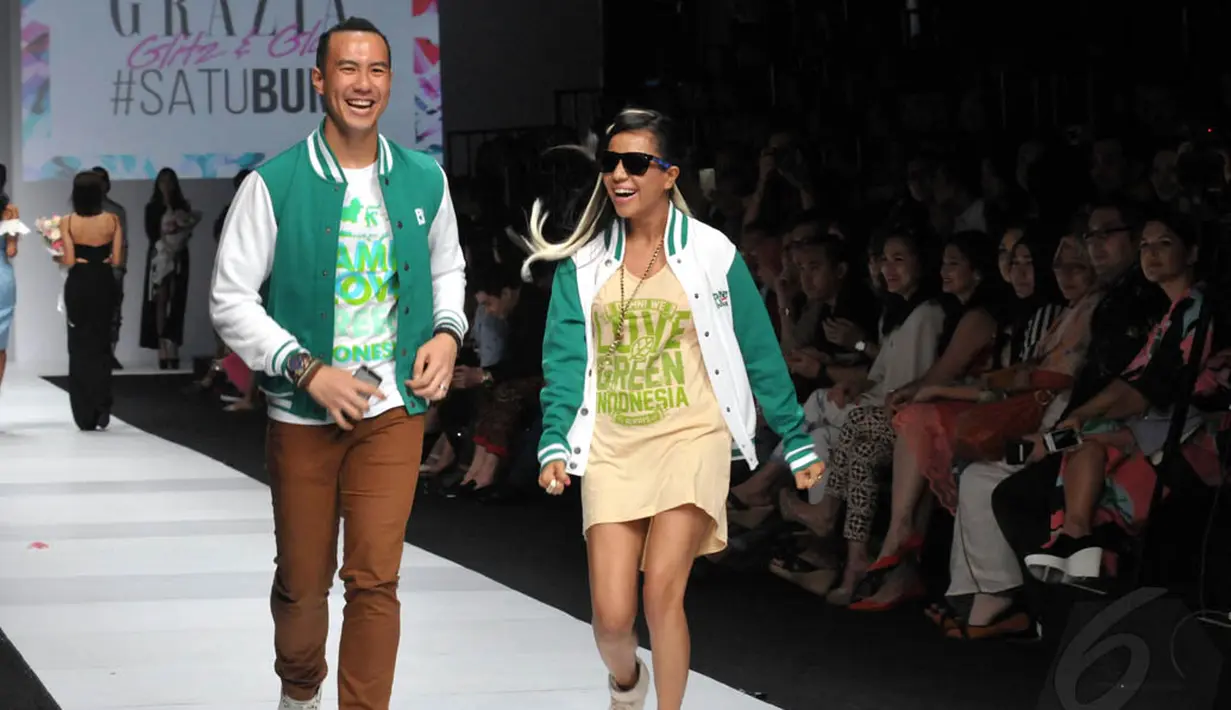Pada bagian akhir acara, ada Daniel Mananta dan Nowela yang menampilkan koleksi busana dalam pagelaran Jakarta Fashion Week 2015, Minggu (2/11/2014). (Liputan6.com/Panji Diksana) 