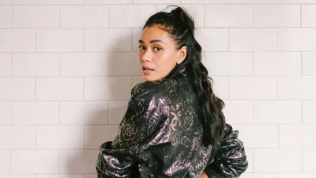 FOTO: Gaya Penampilan Adinia Wirasti dengan Outfit Hitam, Menawan