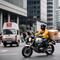 Kurir mengirim paket dengan sepeda motor. (Liputan6.com/Meta Ai)