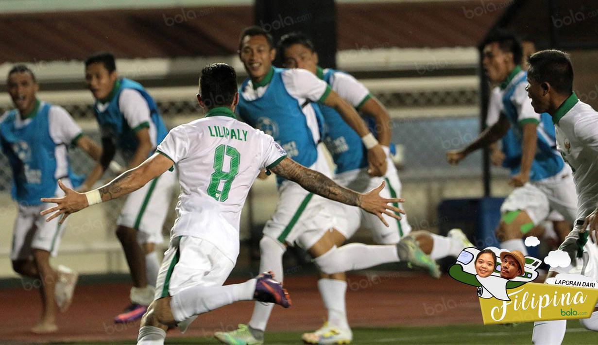 Gelandang Timnas Indonesia, Stefano Lilipaly, berlari mengejar rekan-rekannya usai mencetak gol ke gawang Singapura pada laga Piala AFF 2016 di Filipina, Jumat (25/11/2016). (Bola.com/Nicklas Hanoatubun)
