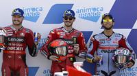 Tiga pembalap yang finis 1-3 pada kualifikasi MotoGP Aragon: posisi pertama Pecco Bagnaia (tengah), Jack Miller (kiri) urutan kedua, dan Enea Bastianini (kanan) posisi tiga. (Pierre-Philippe MARCOU / AFP)