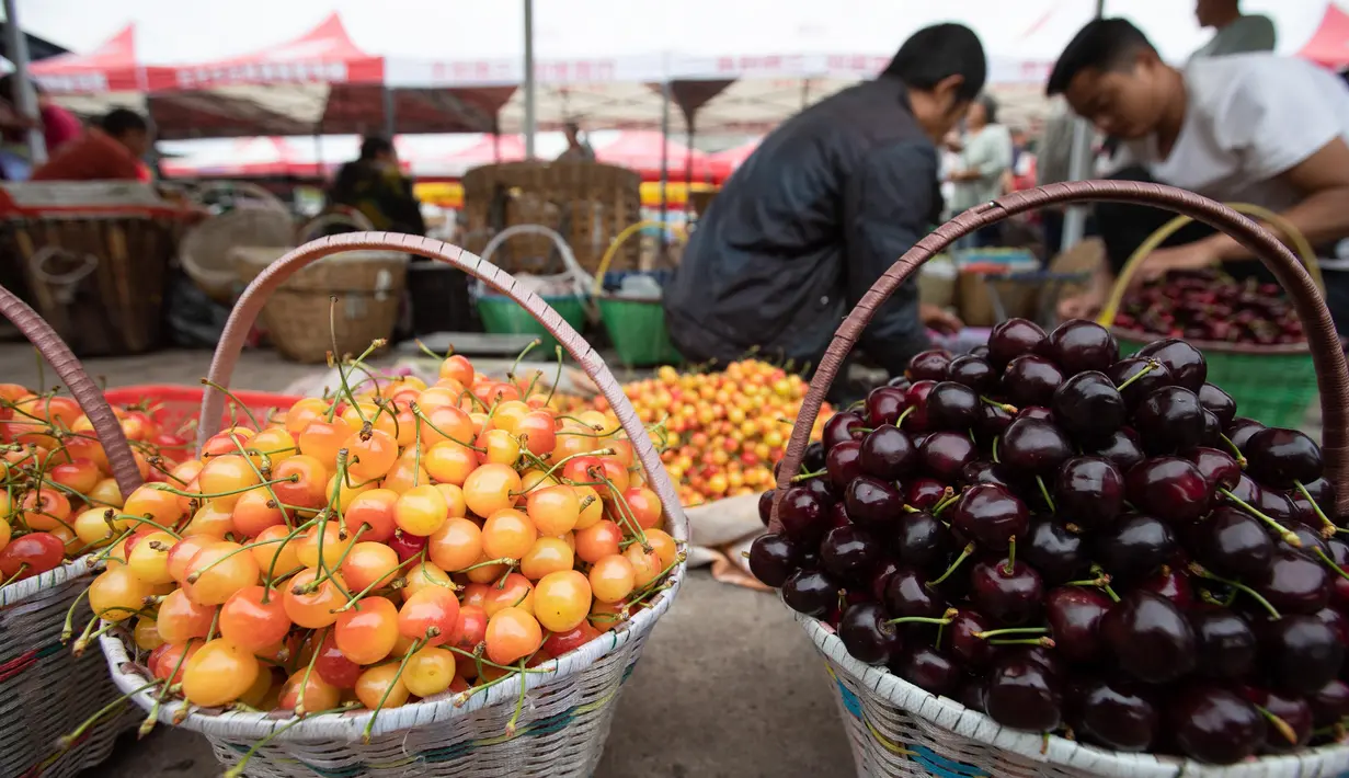 Sejumlah keranjang ceri terlihat di pasar buah di Kota Jiuxiang, Wilayah Hanyuan, Provinsi Sichuan, China barat daya, Senin (8/6/2020). Dengan luas area budidaya sekitar 4.200 hektare, industri ceri di wilayah Hanyuan telah sangat mendorong perekonomian lokal. (Xinhua/Jiang Hongjing)