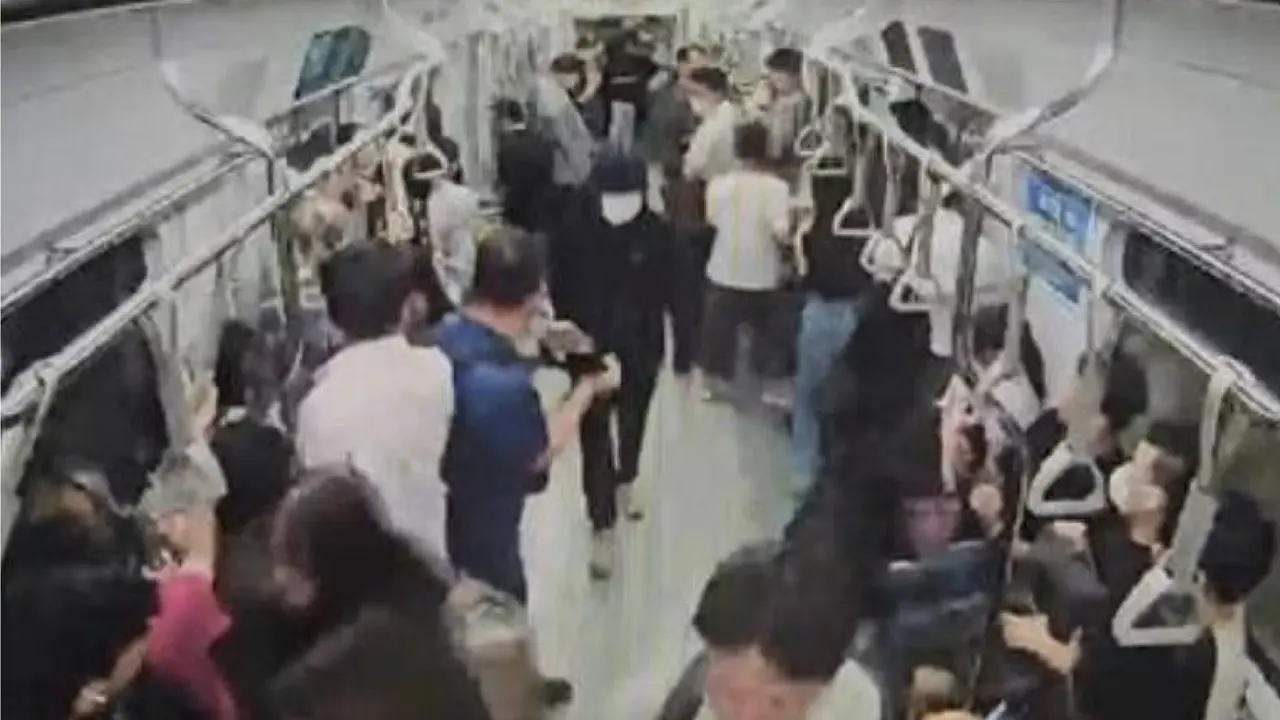 Rekaman tersangka di Korea Selatan mengenakan hoodie hitam dan masker (tengah) memicu kepanikahan terkait penikaman massal di lorong kereta bawah tanah Seoul. (Kantor Polisi Jungbu Seoul)