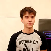 Demi menjaga hubungannya agar tetap langgeng, keduanya selalu menjaga komonikasi dengan baik. Selain itu, memanfaatkan waktu break untuk berdua sekedar makan bersama. (Andy Masela/Bintang.com)