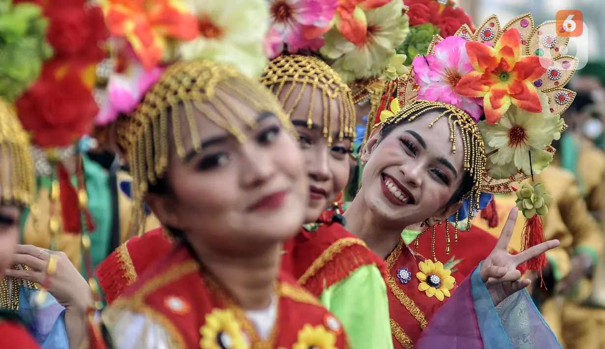 Para penari tampil dalam pawai budaya dan kesenian Betawi saat Hari Bebas Kendaraan Bermotor (HBKB) atau car free day (CFD) di Jalan MH Thamrin, Jakarta, Minggu (19/6/2022). Pawai yang menampilkan berbagai budaya dan kesenian Betawi seperti ondel-ondel, tari topeng, serta tanjidor tersebut digelar dalam rangka menyambut HUT ke-495 DKI Jakarta. (merdeka.com/Iqbal S. Nugroho)