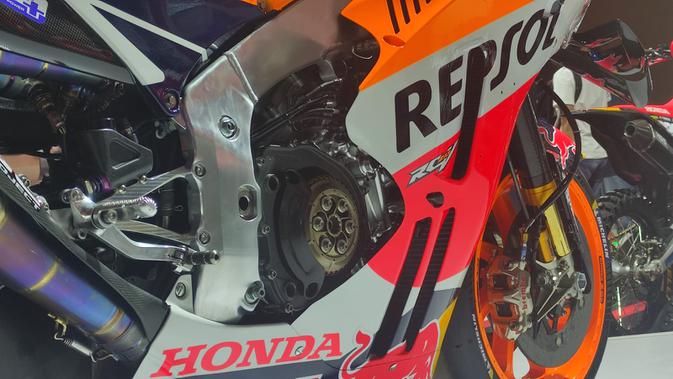 Motor asli yang digunakan Marc Marquez pada MotoGP dipajang Honda di IIMS 2023. (Liputan6.com/Jordy Rivaldo)