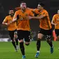 Para pemain Wolverhampton merayakan gol yang dicetak Matt Doherty ke gawang Manchester City pada laga Premier League di Stadion Molineux,Wolves, Jumat (27/12). Wolves menang 3-2 atas City. (AFP/Paul Ellis)