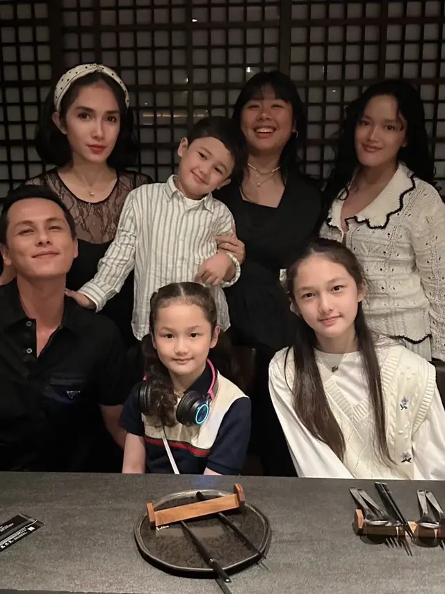 Potret Andhika Pratama dan Ussy Sulistiawaty bersama anak-anaknya (Sumber: Instagram/@andhiiikapratama)