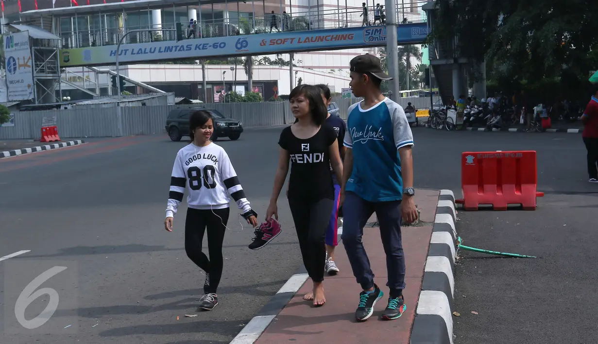Warga melakukan aktivitas olah raga pagi di kawasan Thamrin, Jakarta, (10/7). Meskipun tidak diberlakukannya car free day di minggu pertama Idul Fitri namun masih ada masyarakat yang memanfaatkan sepinya jalanan Ibu Kota. (Liputan6.com/Angga Yuniar)