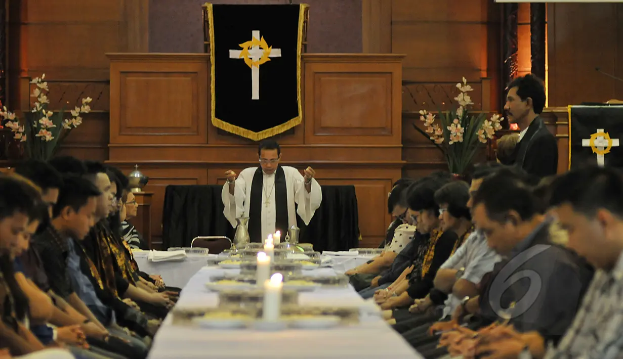 Umat Kristiani melakukan Perjamuan Kudus di Gereja Protestan di Indonesia bagian Barat (GPIB) Effatha, Jakarta, Jumat (3/4). Prosesi Perjamuan Kudus ini dilakukan pada Jumat Agung dan untuk memperingati kematian Yesus Kristus. (Liputan6.com/Johan Tallo)