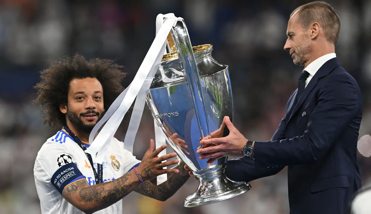 Bek kiri asal Brasil, Marcelo yang kini berusia 36 tahun tercatat membela Real Madrid selama hampir 16 musim sejak tengah musim 2006/2007 saat didatangkan dari Fluminense hingga akhir musim 2021/2022. Total bermain dalam 546 laga di semua kompetisi bareng Real Madrid, 25 trofi berhasil dikoleksinya. Pada awal musim 2022/2023 ia hijrah ke Olympiacos yang hanya bertahan setengah musim hingga akhirnya pulang kampung ke Fluminense sejak tengah musim 2022/2023 hingga kini. (AFP/Paul Ellis)