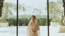 Dress pengajian Aaliyah Massaid tak berbeda jauh dengan Salsha. Milik Aaliyah, jatuh pada siluet a-line yang apik. [@lacebyartkea/@salshabillaadr/@aaliyah.massaid].