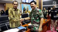Panglima TNI Jenderal Hadi Tjahjanto (kanan) bersalaman dengan Ketua Komisi I DPR, Abdul Kharis Almasyhari usai mengikuti rapat di Senayan, Jakarta, Kamis (7/6). (Liputan6.com/JohanTallo)