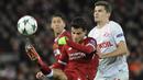 Gelandang Liverpool, Philippe Coutinho, menendang bola saat dijaga gelandang Spartak Moskow, Roman Zobnin, pada laga Liga Champions di Stadion Anfield, Liverpool, Rabu (6/12/2017). Liverpool menang 7-0 atas Spartak. (AP/Rui Vieira)