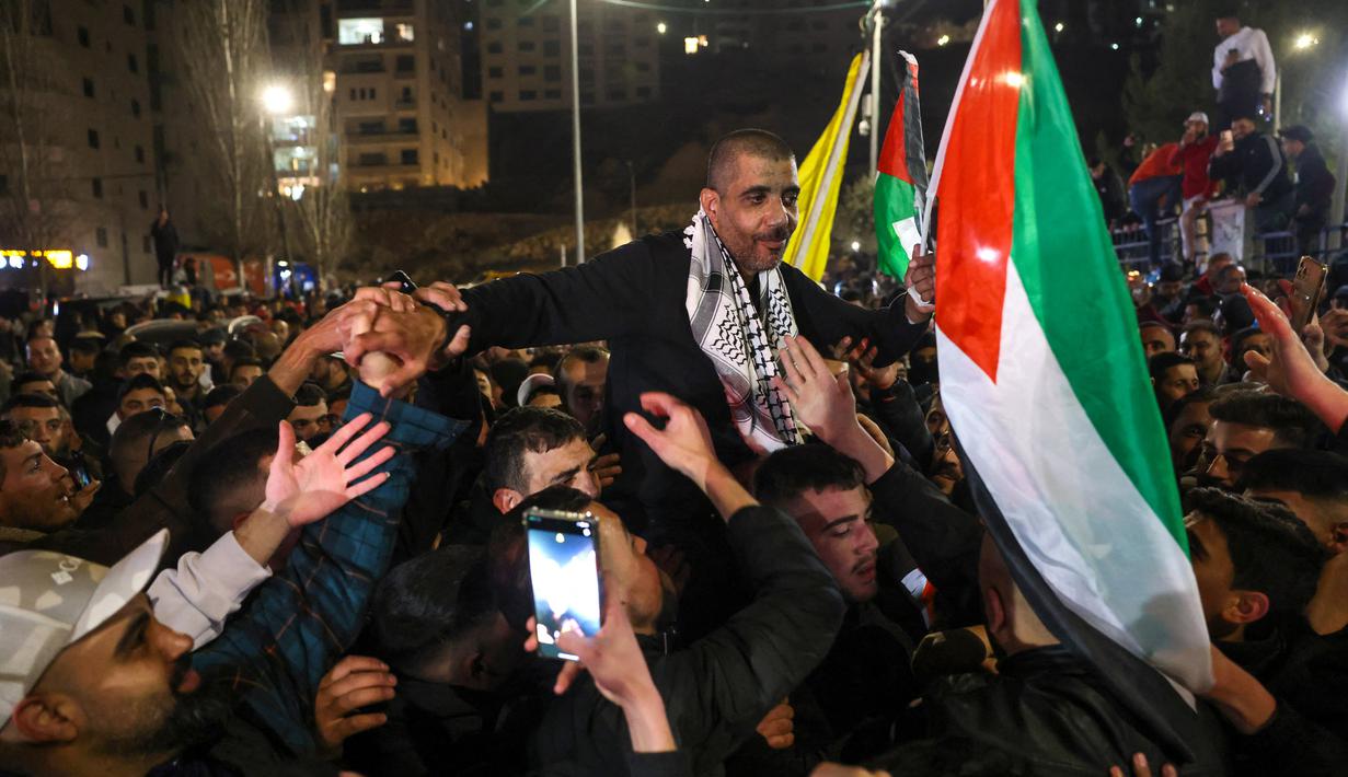 Tahanan Palestina yang pertama keluar dari bus adalah Zakaria Zubeidi yang dipenjara karena serangan yang menewaskan beberapa warga Israel. (Ahmad GHARABLI/AFP)