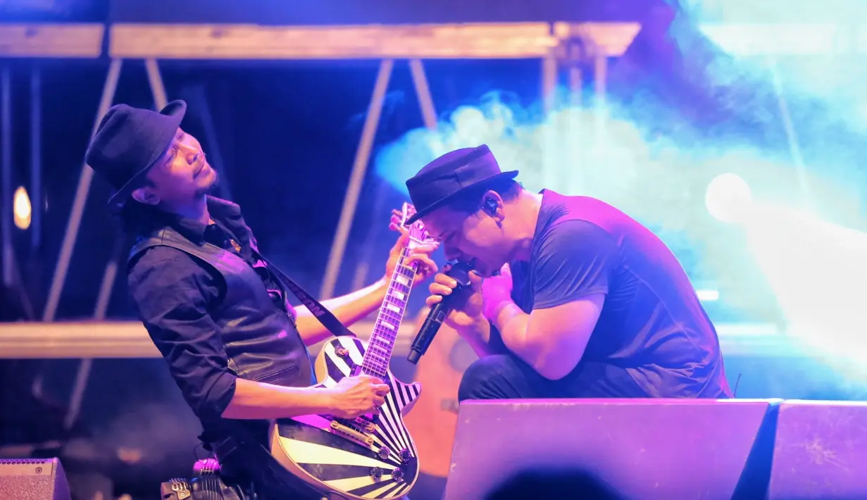 "Saya ingin memberikan penghormatan luar biasa pada kalian semua. Kami adalah band dari generasi 90an, belum tua tapi sudah matang,”  tutur Fadli. (Adrian Putra/Bintang.com)