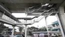 Pekerja berada di Bangunan JPO halte layangTransjakarta CSW di Kebayoran Baru, Jakarta, Senin (9/1). Untuk mencapai halte tersebut, calon penumpang bus Trans-Jakarta harus melewati 130 anak tangga. (Liputan6.com/Immanuel Antonius)
