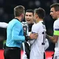 Pemain Juventus melakukan protes kepada wasit  pada laga lanjutan Liga Champions yang berlangsung di stadion Stade de Suisse, Swiss, Kamis (13/12). Juventus kalah 1-2 atas Young Boys. (AFP/Fabrice Coffrini)