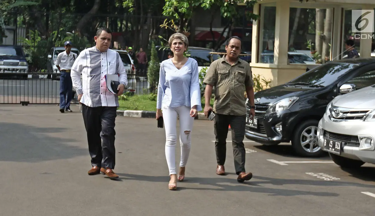 Aktris Nikita Mirzani  saat tiba di Ditreskrimsus Polda Metro Jaya, Jakarta, Jumat (20/10). Nikita jalani pemeriksaan sebagai saksi korban terkait kasus cuitan di twiter soal panglima TNI dan kasus Sam Aliano. (Liputan6.com/Herman Zakharia)