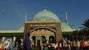 Suasana usai menjalankan Shalat gerhana di epan masjid Al-azhom Kota Tangerang, Rabu (9/3/2016). Salat gerhana tersebut diadakan sebagai ungkapan syukur atas kuasa Allah SWT. (Liputan6.com/Faisal R Syam)