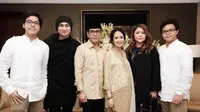 Wishnutama dan Gista Putri bersama keluarga Anji-Wina Natalia. (Instagram @wisnuhutama)