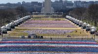 Ribuan bendera ditempatkan di National Mall, menghadap ke Monumen Washington, dan Lincoln Memorial, menjelang pelantikan Presiden terpilih Joe Biden di Washington, Senin (18/1/2021). Pelantikan Biden dan wakilnya, Kamala Harris akan mencakup "parade virtual di seluruh AS". (AP Photo/Alex Brandon)