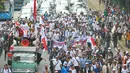 Aksi massa dari Pergerakan Pelaut Indonesia (PPI) saat berunjuk rasa di Jalan Merdeka Barat, Jakarta, Kamis (12/5). Dalam aksinya, massa menuntut pemerintah memperhatikan kesejahteraan dan peningkatan upah mereka. (Liputan6.com/Yoppy Renato)