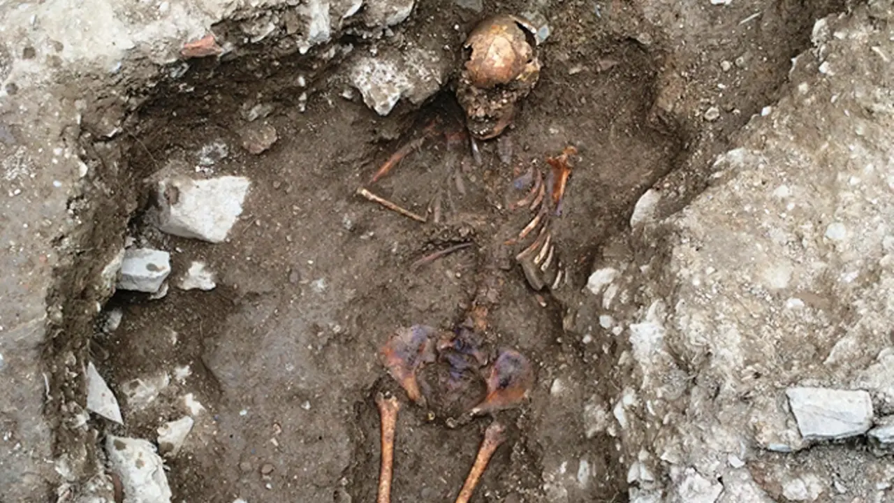 Arkeolog mengekskavasi makam gadis yang diduga sebagai penyihir