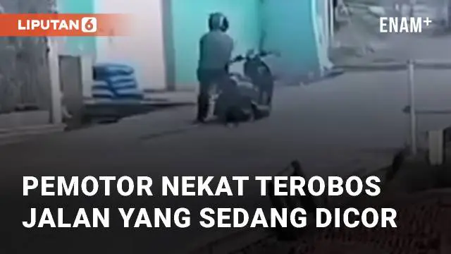 Pengendara keras kepala menerobos jalan yang sedang di cor hingga motornya terjebak. Kejadian terjadi di Parongpong Bandung Barat, Selasa (2/7/2024)